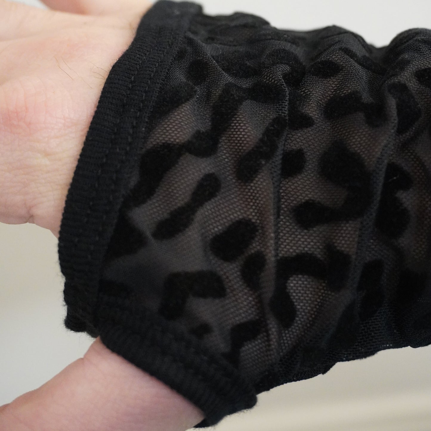 TRANSPARENT_LEOPARD_RAGLAN_T-SHIRT_NurHektor_man_finger-hole