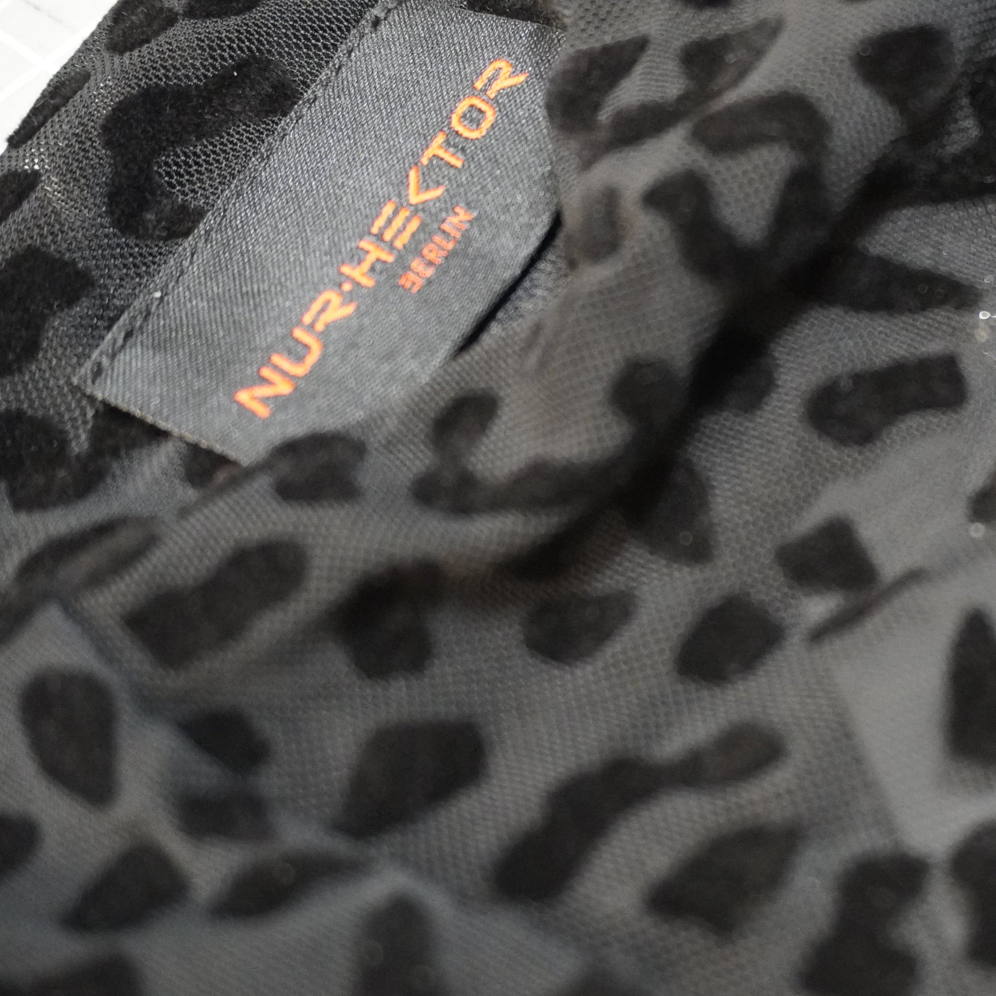 TRANSPARENT_LEOPARD_RAGLAN_T-SHIRT_NurHektor_man_label