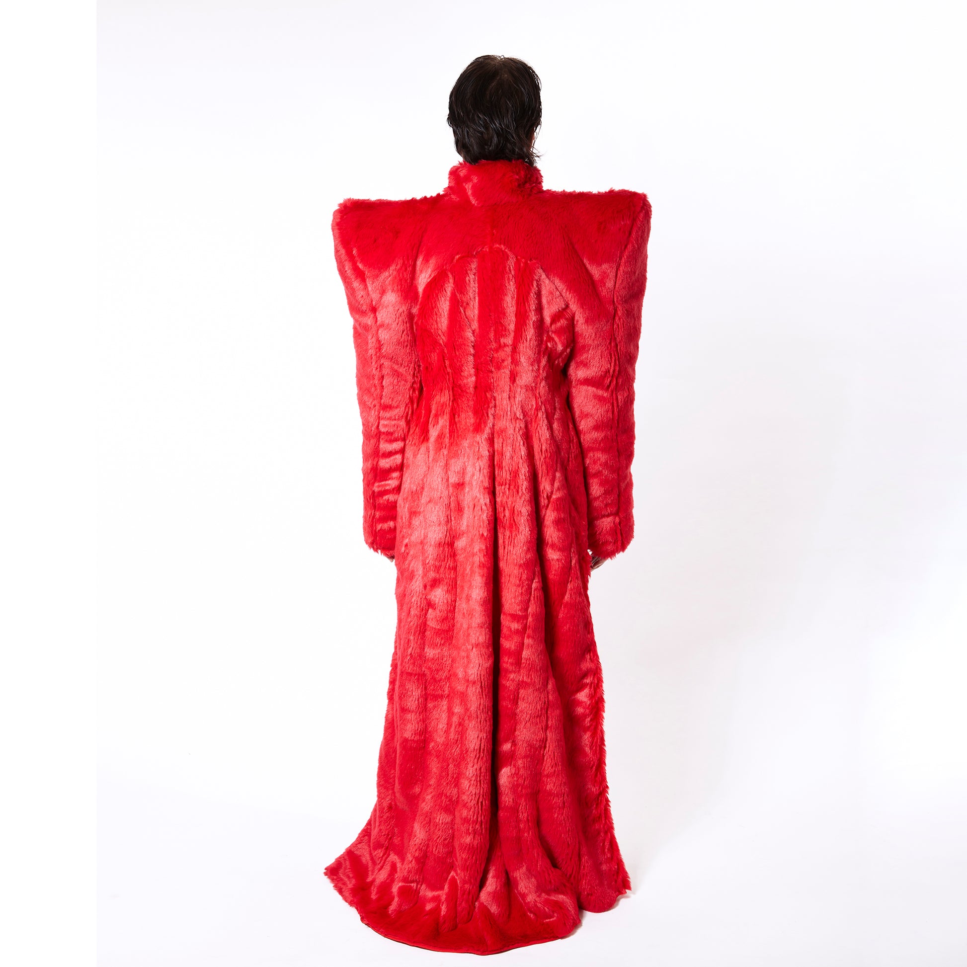 Coat in furry fabric, siluet triangle, red or black furry coat
